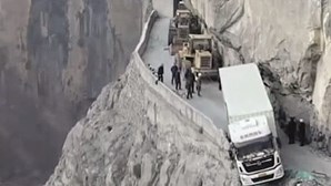 Camionista segue sugestão de GPS e fica à beira de penhasco com 100 metros de altura