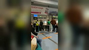 Passageiro chega atrasado a porta de embarque no Aeroporto de Lisboa e agride funcionários. Veja as imagens