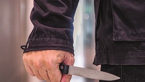 Homem com faca detido enquanto assaltava supermercado na Maia