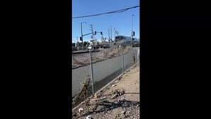 Comboio destrói avião em Los Angeles, EUA