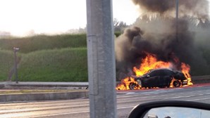 Carro incendeia-se perto do Hospital da Luz em Lisboa