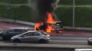 Carro incendeia-se perto do Hospital da Luz em Lisboa