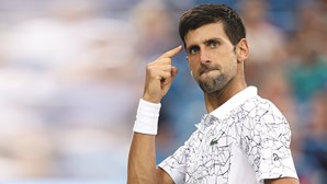Novak Djokovic volta a criticar afastamento de russos de Wimbledon