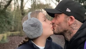 David Beckham novamente criticado por beijar filha nos lábios