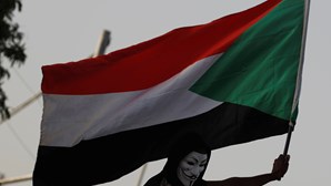 Autoridades sudanesas retiram acreditação à televisão Al-Jazeera