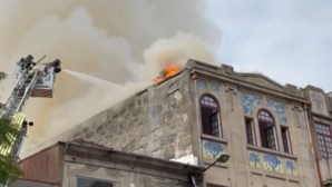 Telhado de prédio no Porto consumido por incêndio acaba por ruir