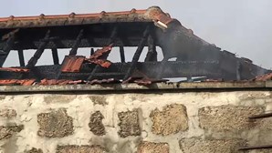 Telhado de prédio no Porto consumido por incêndio acaba por ruir		