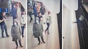 Mulher empurrada para a linha do metro em Bruxelas é salva por segundos. Veja o vídeo