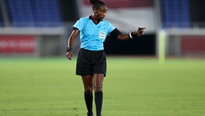 Salima Mukansanga será a primeira mulher a arbitrar um jogo da da Taça das Nações Africanas de futebol