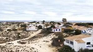 Mais de 100 casas na Ilha da Armona arriscam demolição, após autarca permitir construções ilegais