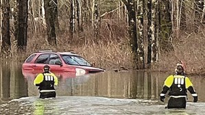 Carjacking termina em estrada inundada 