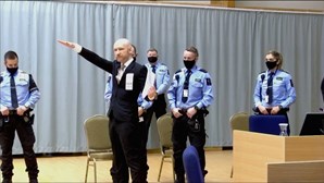 Serial killer norueguês faz saudação nazi no início de audiência de liberdade condicional