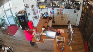 Mulher rouba caixa de gorjetas num restaurante em Lousada. Assalto ficou filmado
