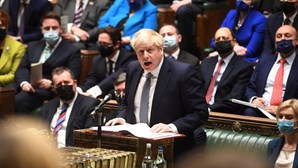 "Ninguém me disse que era contra as regras", diz Boris Johnson sobre festas que violavam confinamento