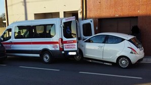 Carro colide com ambulãncia de transporte de doentes em Pedrouços, na Maia
