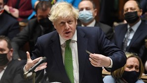Rebelião contra Boris Johnson devido a escândalo das festas pode forçar demissão