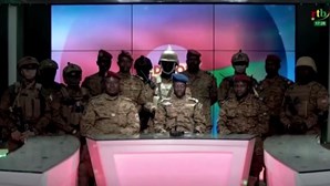 Militares do Burkina Faso confirmam tomada de poder e dissolução de Governo e parlamento