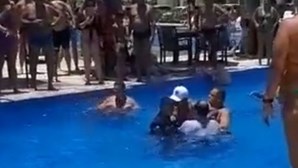 Militar entra em piscina para deter vereador de São Paulo acusado de insultos racistas