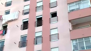 Incêndio obriga a evacuar prédio de oito andares em Mem Martins