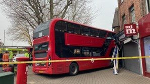 Autocarro choca contra loja em Londres e faz dezanove feridos. Há crianças entre as vítimas