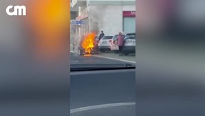 Carro incendiou-se na Estrada Luz, em Lisboa