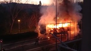 Camião incendeia-se no IC2 na Mealhada
