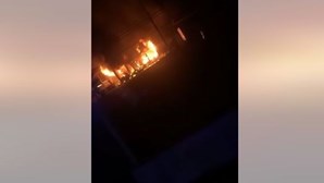 Fogo deflagra em stand de automóveis em Valadares.  Veja as imagens