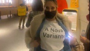 Joana Amaral Dias filma-se a ‘contornar’ certificado de vacinação exigido nos restaurantes