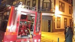Incêndio destrói parte de arrecadação e escritório de um prédio em Aveiro