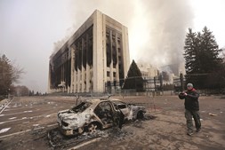 As ruas de Almaty ficaram pejadas de carros carbonizados e prédios destruídos após dias  de protestos violentos