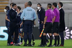 Momento em que Sérgio Conceição se dirige ao árbitro Hugo Miguel, após o jogo da época passada com o Moreirense