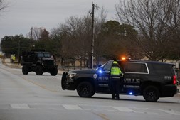 Veículos da polícia e do FBI junto à sinagoga de Colleyville durante o sequestro, que durou mais de 10 horas