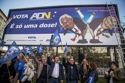 ADN instala cartaz que procura 'ter muito impacto' a cinco dias das eleições