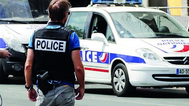 Jovem em coma durante casamento em comunidade portuguesa nos arredores de Paris