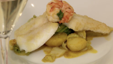 Aprenda a fazer filetes de peixe-espada-preto com caril