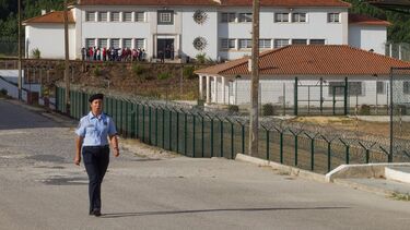 Esmurra e morde guarda na cadeia de Leiria