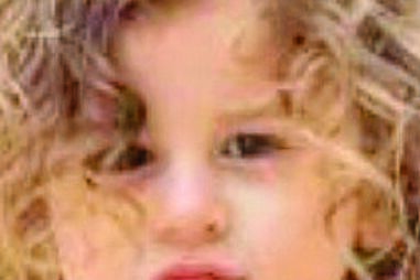 Menino de 2 anos filho de pais portugueses morre em queda de prédio em França