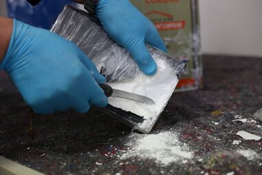 Meteram cocaína na mala do menor