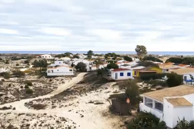 Mais de 100 casas na Ilha da Armona arriscam demolição