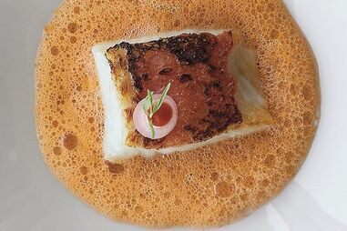 Imperador com pimentos e hortelã-da-ribeira 