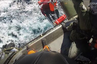 Helicóptero da Força Aérea resgata tripulante de navio pesqueiro no Montijo