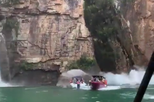 Sobe para sete o número de mortos em derrocada de ravina que atingiu lanchas no Brasil. Há dezenas de feridos