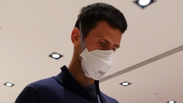 Novak Djokovic abandona Austrália em direção ao Dubai