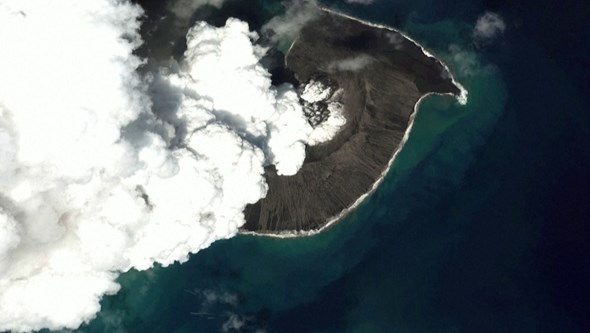 Imagens de satélite mostram vulcão de Tonga antes e depois da forte erupção que provocou um tsunami