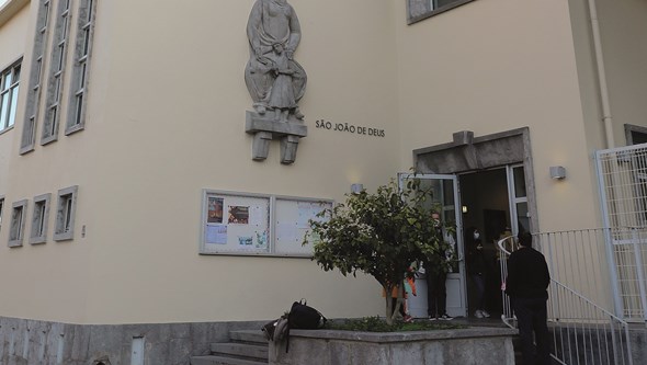 Menino que morreu após vacina Covid em Lisboa adoeceu depois da inoculação. Professora conta despedida