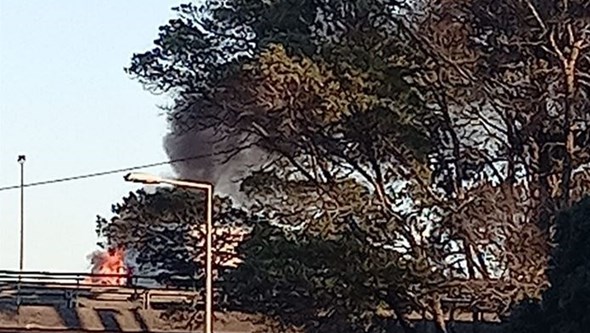 Carro arde na CREL, junto à entrada de Queluz