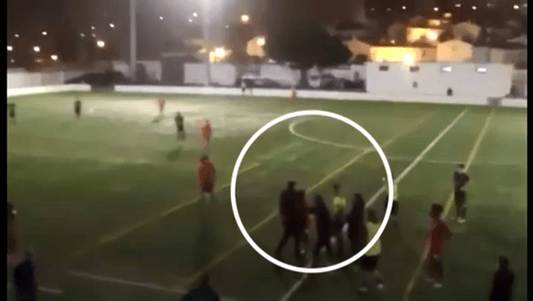 Jogo de futebol entre Fut. Benfica B e Talaíde acaba em agressões