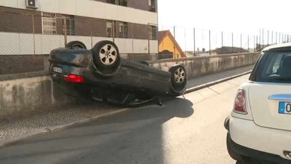 Mulher de 65 anos ferida em despiste de carro em Coimbra 