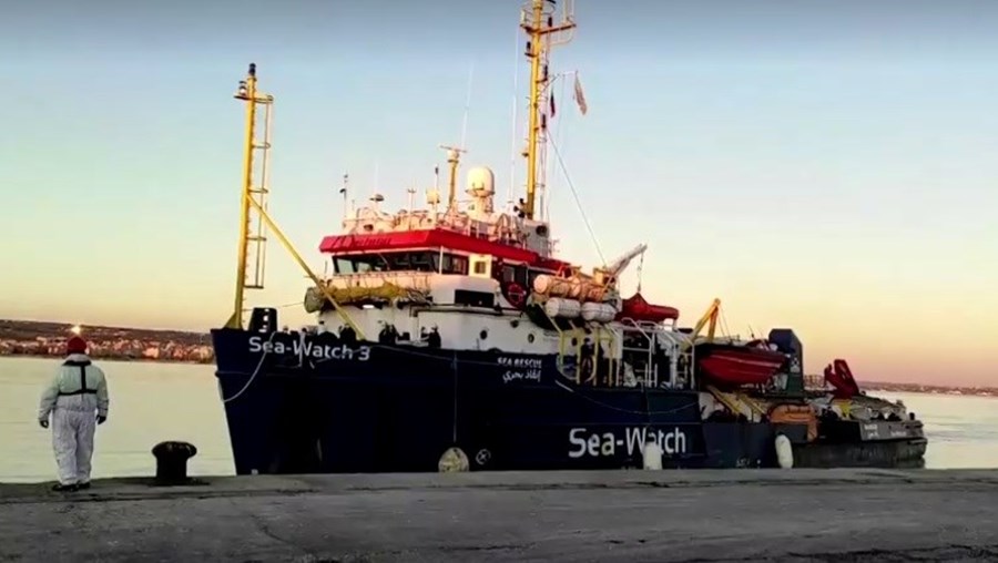 Mais de 400 migrantes resgatados pelo Sea Watch começam a desembarcar em Itália