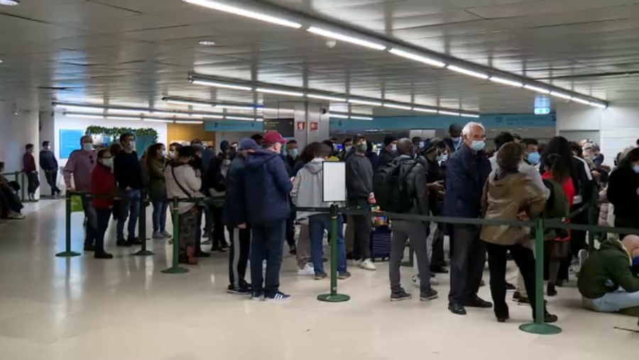 Centenas de pessoas fazem fila para fazer teste à Covid-19 no Aeroporto de Lisboa